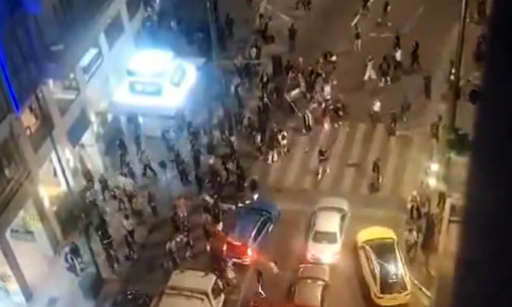 Διαδηλωτές για τον πόλεμο στη Γάζα προκάλεσαν φθορές σε ξενοδοχείο όπου διαμένουν Ισραηλινοί στο κέντρο της Αθήνας (Βίντεο)